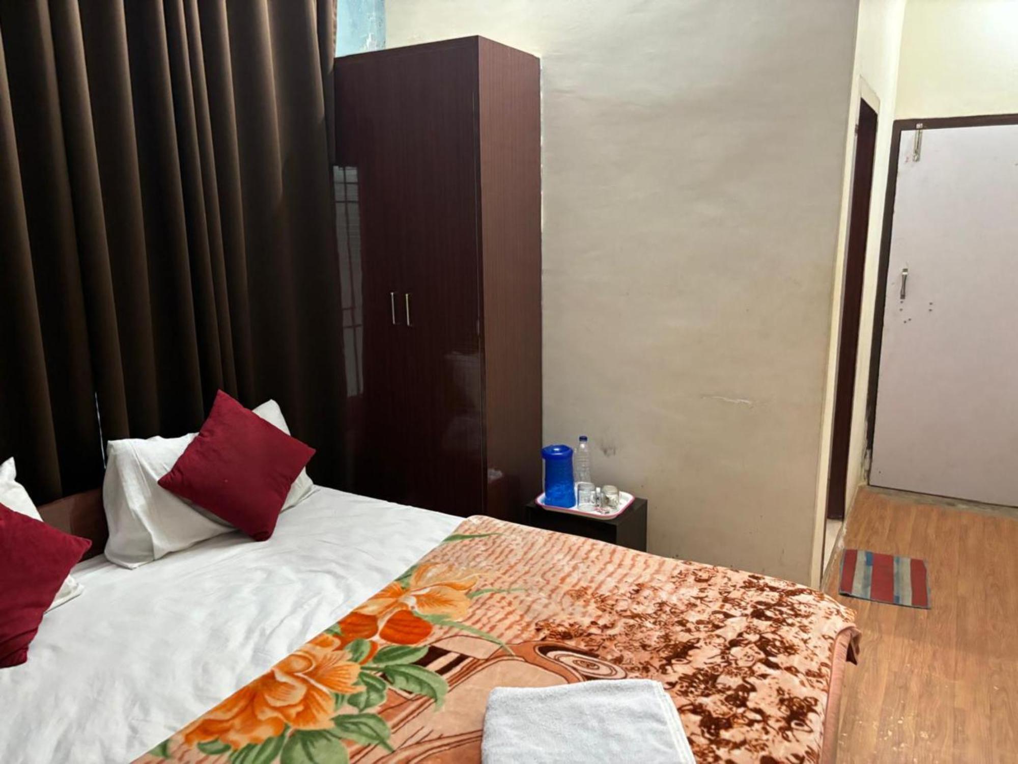Goroomgo Paradise 3* Varanasi