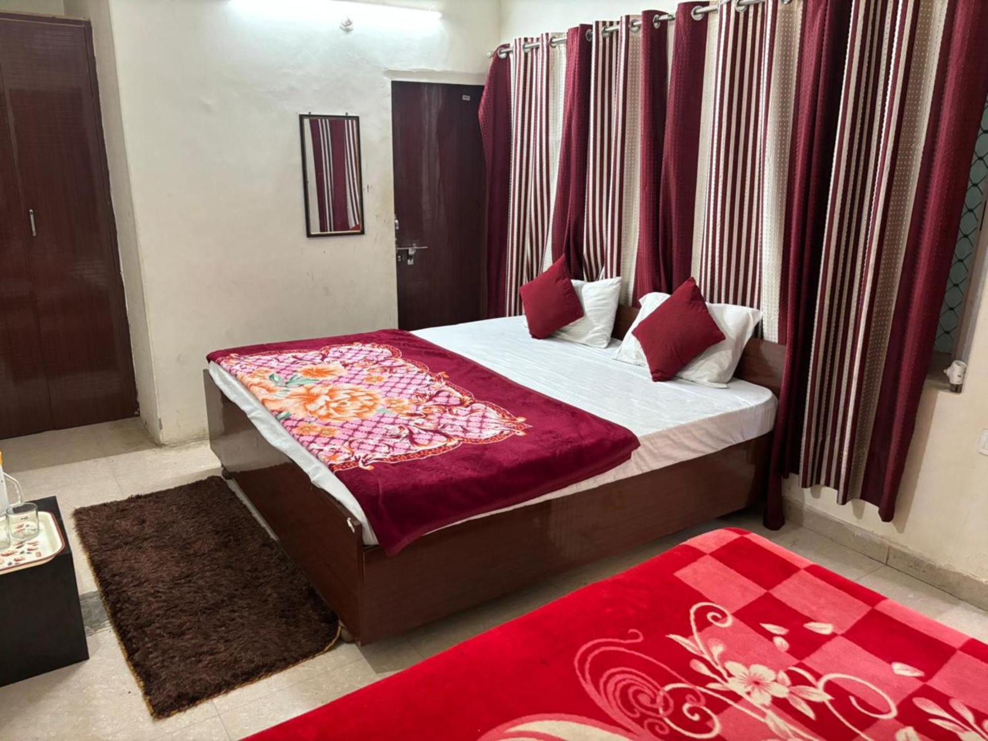Goroomgo Paradise Hotel